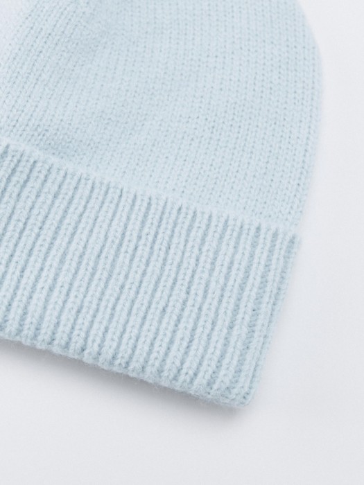 акриловая шапка-бини от бренда sela вид слева