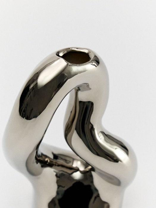 асимметричная ваза из фаянса от бренда sela вид слева