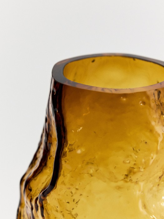 асимметричная ваза из стекла с рельефным узором от бренда sela вид слева