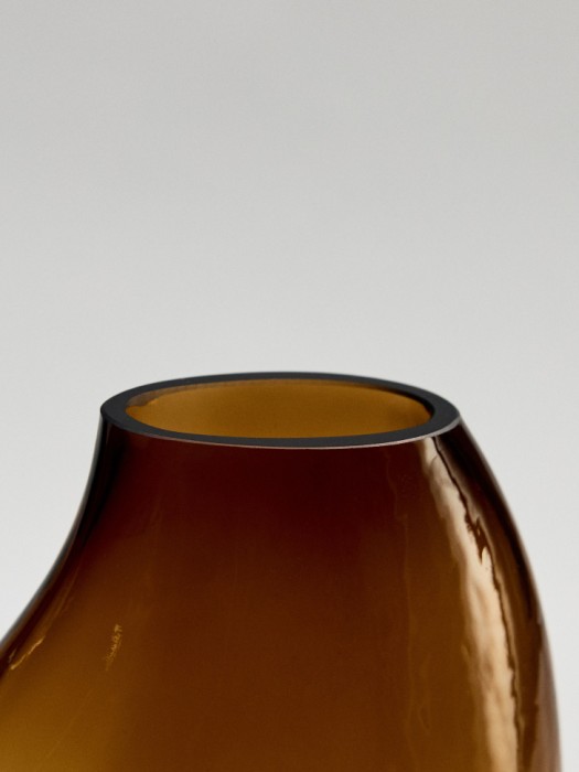 асимметричная ваза из стекла от бренда sela вид слева