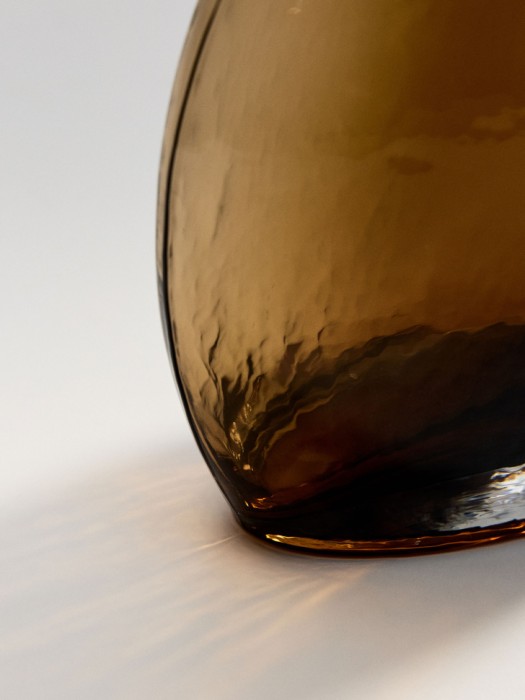 асимметричная ваза из стекла из россии вид сбоку