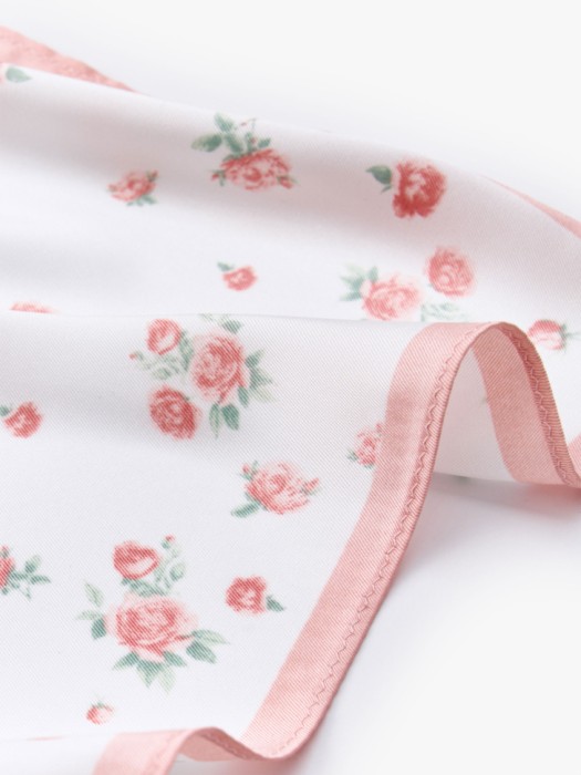 атласный платок с цветочным принтом от бренда sela вид слева