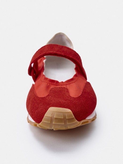 балетки в спортивном стиле из натуральной замши и кожи спортивного стиля с лицевой стороны