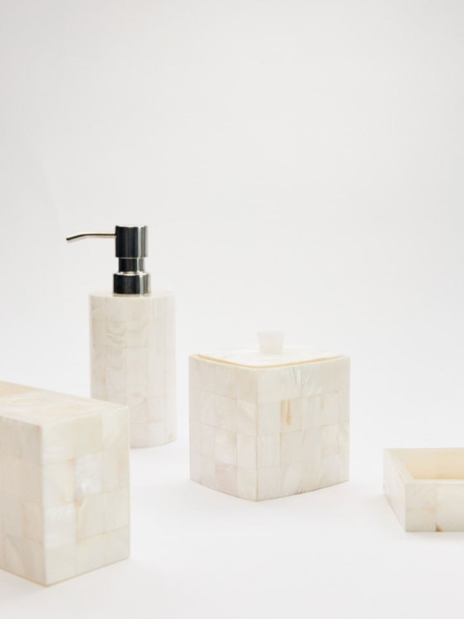 банка для хранения в ванной с перламутровым эффектом от бренда sela вид слева