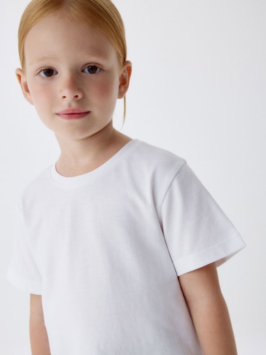 базовая футболка детская от бренда sela вид слева
