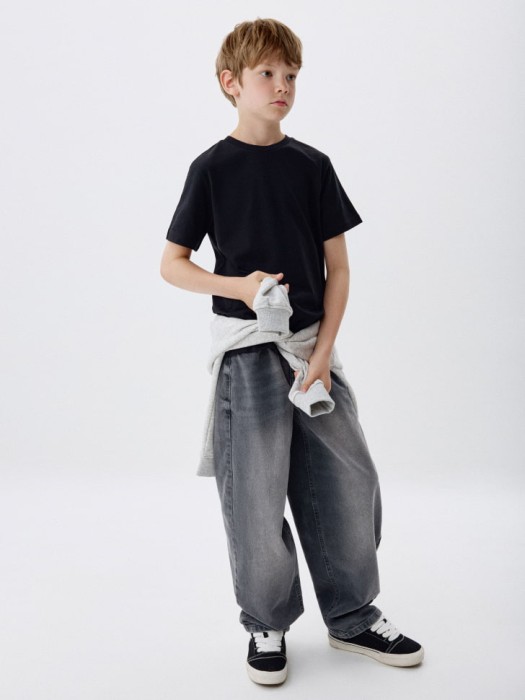 базовая футболка детская от бренда sela вид слева