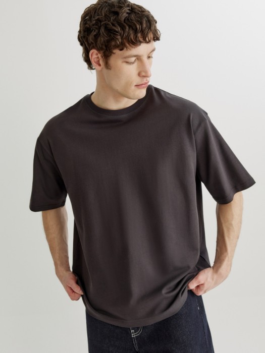 базовая футболка макс оверсайз из россии вид сбоку