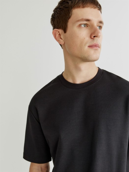 базовая футболка прямого кроя по цене 1299 руб вид справа