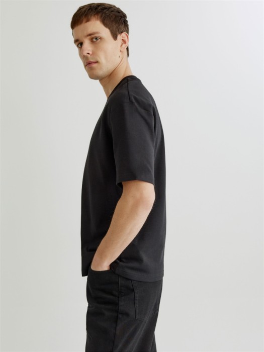 базовая футболка прямого кроя из россии вид сбоку