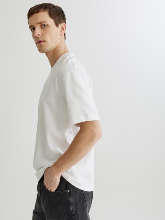 базовая футболка прямого кроя из россии вид сбоку