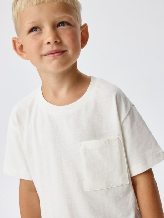 базовая футболка с карманом детская из россии вид сбоку