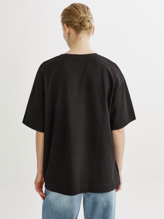 базовая оверсайз футболка из хлопка по цене 1299 руб вид справа