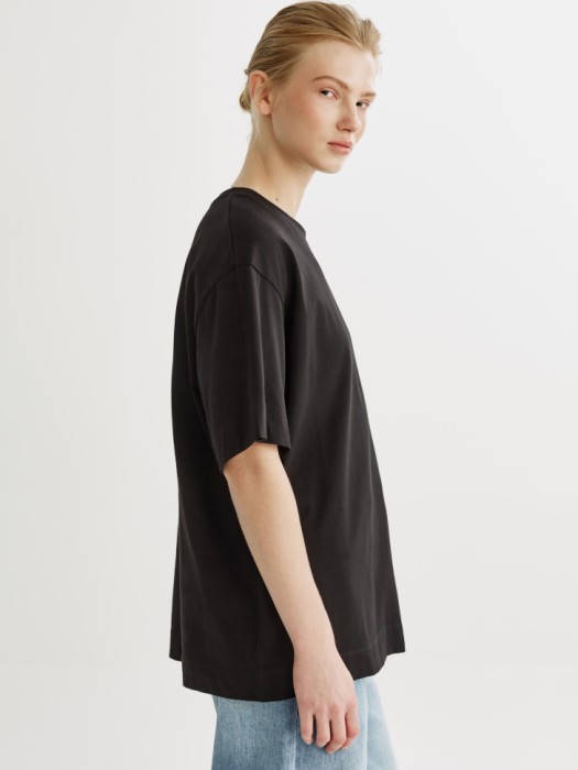 базовая оверсайз футболка из хлопка из россии вид сбоку
