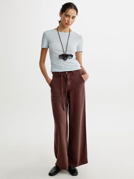 базовая приталенная футболка от бренда sela вид слева