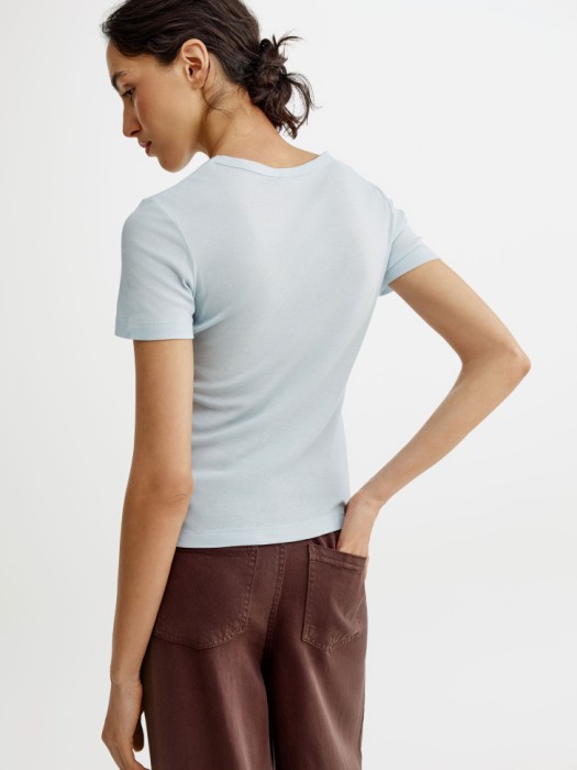 базовая приталенная футболка по цене 1599 руб вид справа