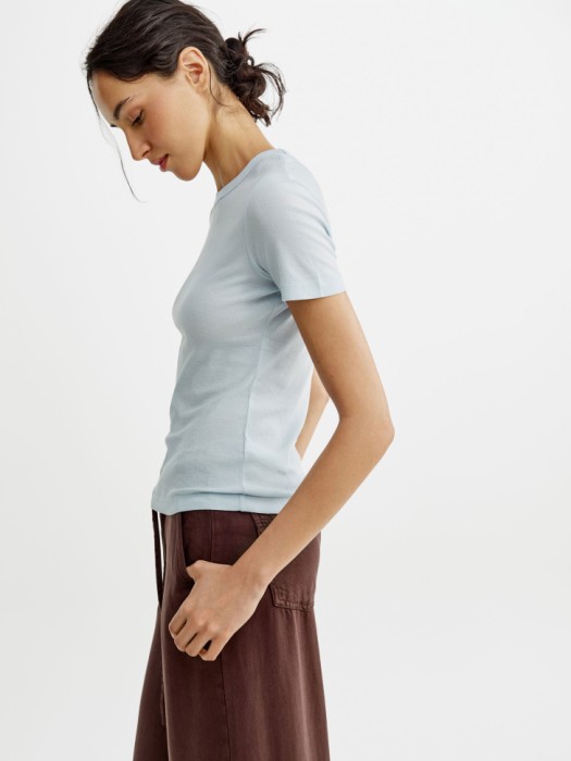 базовая приталенная футболка из россии вид сбоку