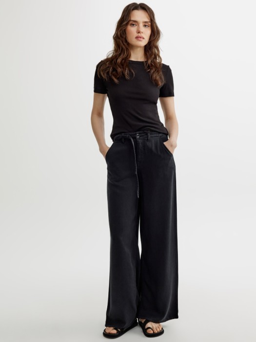 базовая приталенная футболка от бренда sela вид слева