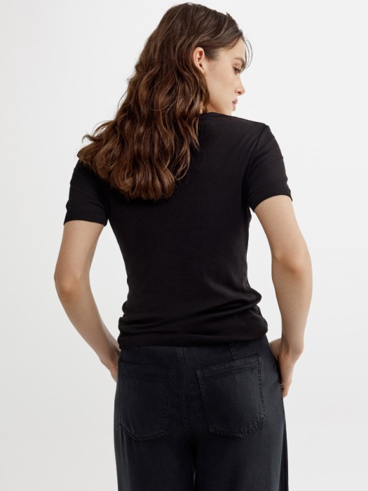 базовая приталенная футболка по цене 1599 руб вид справа