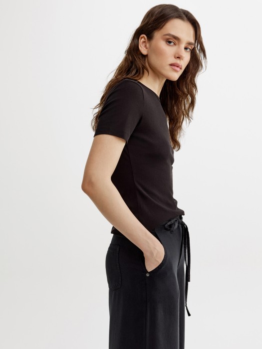 базовая приталенная футболка из россии вид сбоку