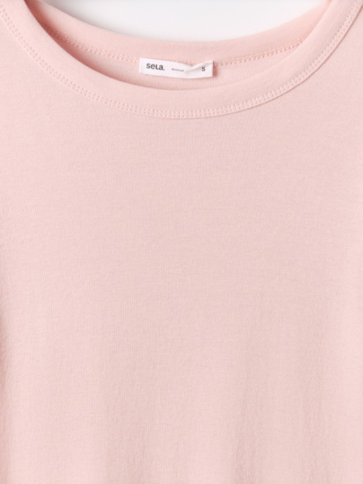 базовая приталенная футболка от бренда sela вид слева