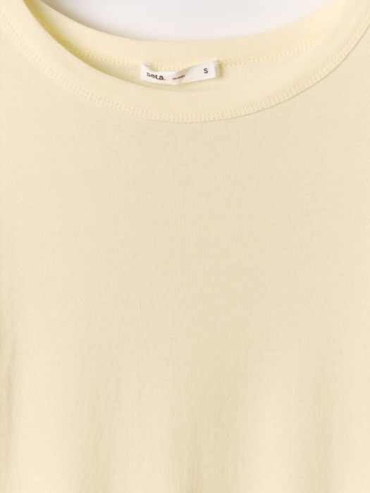 базовая приталенная футболка от бренда sela вид слева