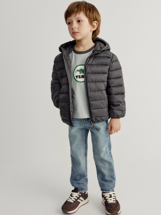 базовая ультралегкая стеганая куртка для мальчиков от бренда sela вид слева