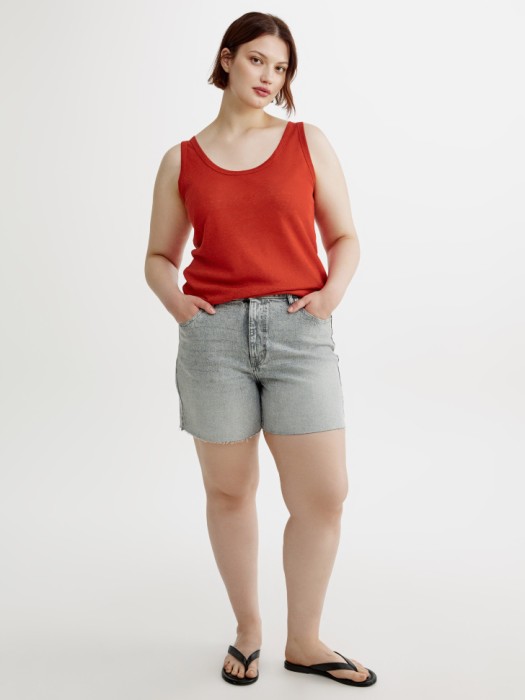 базовые джинсовые шорты с необработанным краем от бренда sela вид слева