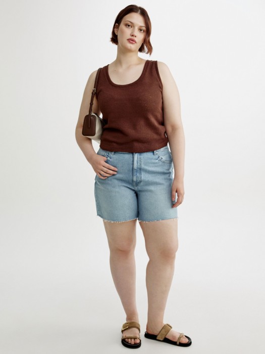 базовые джинсовые шорты с необработанным краем от бренда sela вид слева