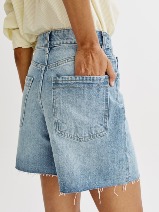 базовые джинсовые шорты с необработанным краем по цене 2599 руб вид справа