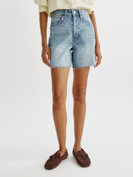 базовые джинсовые шорты с необработанным краем из россии вид сбоку