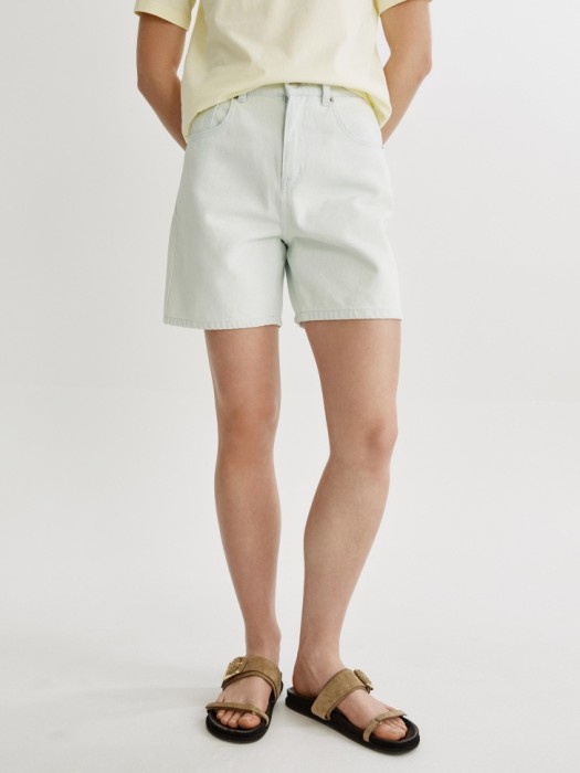 базовые джинсовые шорты со средней посадкой по цене 2299 руб вид справа