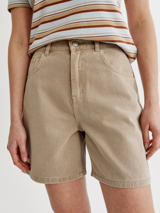 базовые джинсовые шорты со средней посадкой от бренда sela вид слева