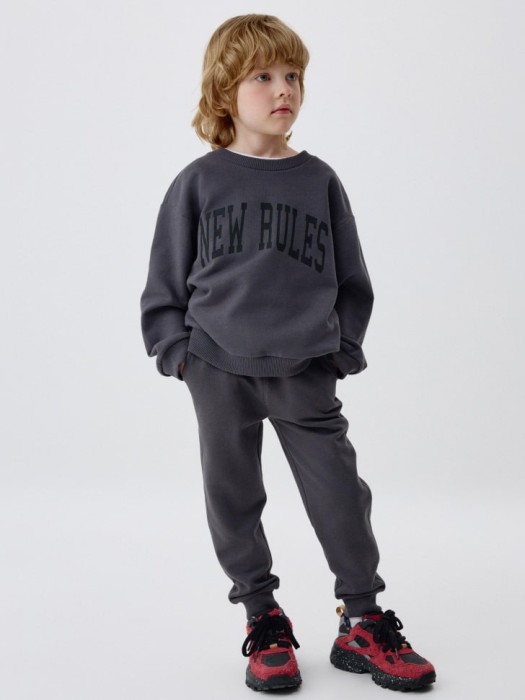 базовые джоггеры для мальчиков от бренда sela вид слева