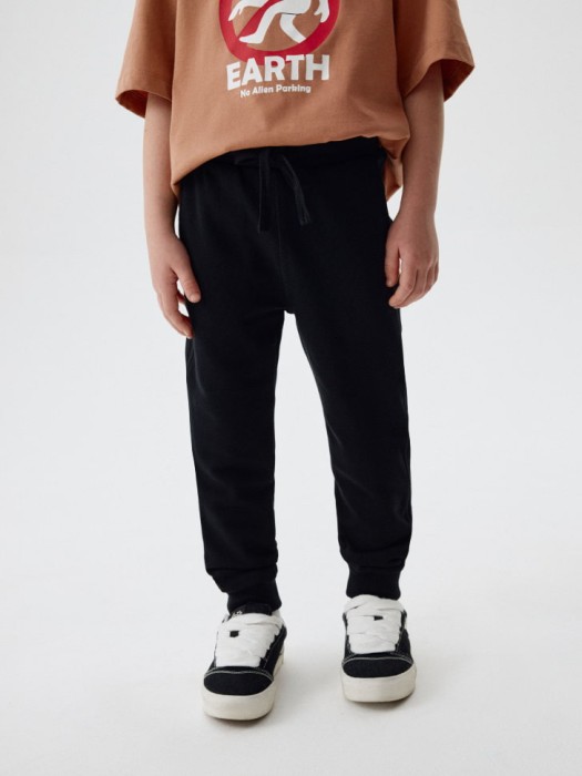 базовые джоггеры для мальчиков от бренда sela вид слева