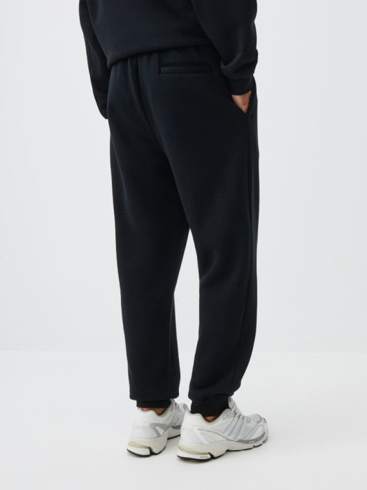 базовые джоггеры из футера из россии вид сбоку