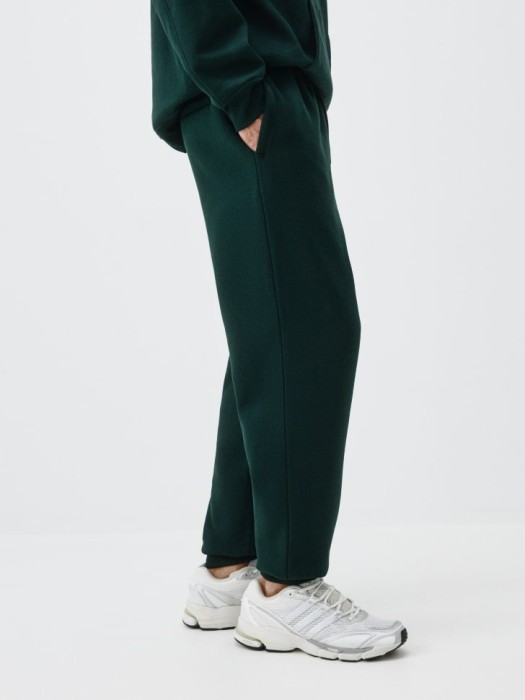 базовые джоггеры из футера по цене 2999 руб вид справа