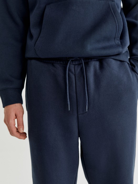 базовые джоггеры из футера по цене 2999 руб вид справа