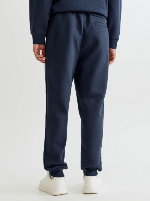 базовые джоггеры из футера из россии вид сбоку