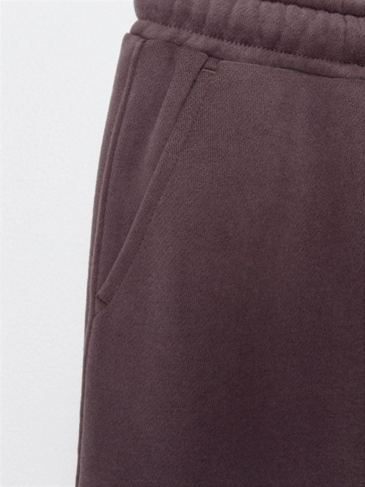 базовые джоггеры с патчем для мальчиков из россии вид сбоку