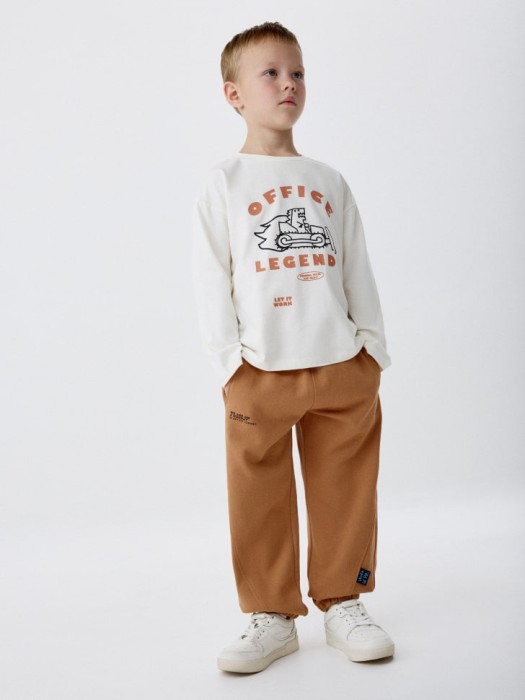 базовые джоггеры с принтом для мальчиков от бренда sela вид слева