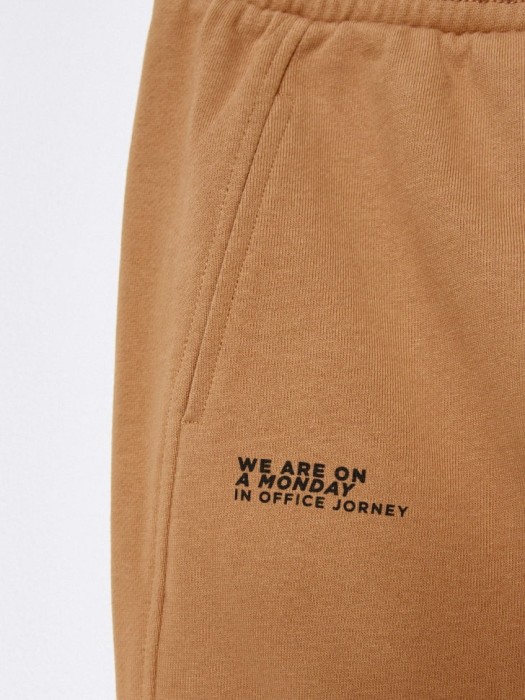 базовые джоггеры с принтом для мальчиков из россии вид сбоку