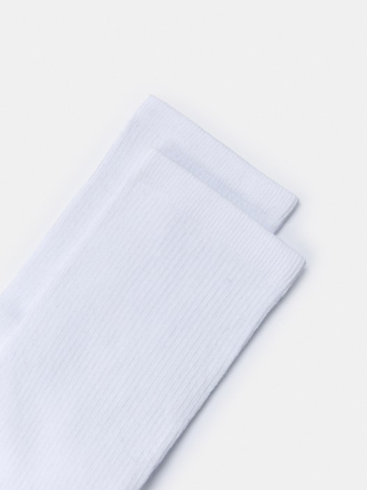 базовые носки в рубчик от бренда sela вид слева