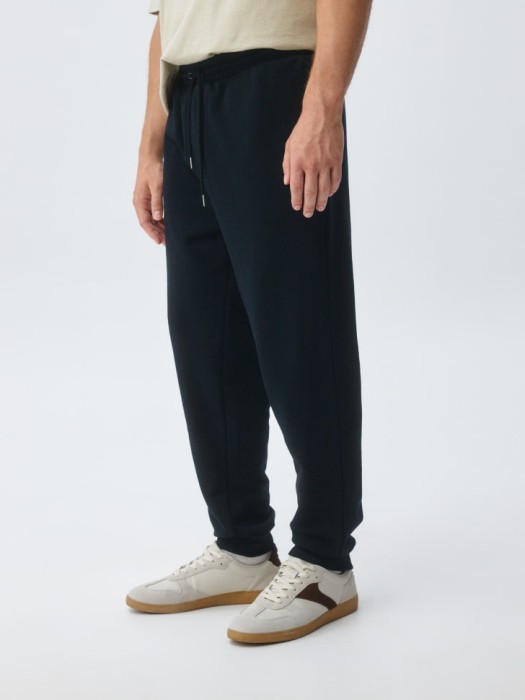 базовые трикотажные джоггеры со средней посадкой из россии вид сбоку