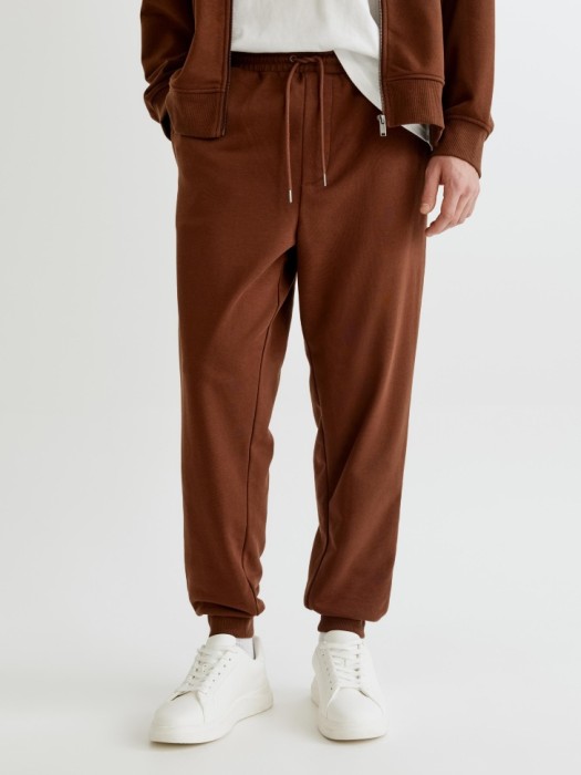 базовые трикотажные джоггеры со средней посадкой от бренда sela вид слева