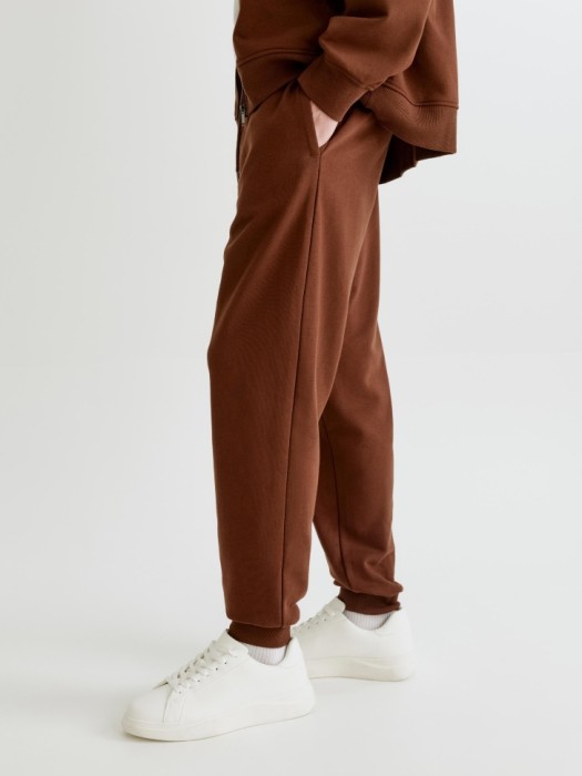 базовые трикотажные джоггеры со средней посадкой по цене 2999 руб вид справа