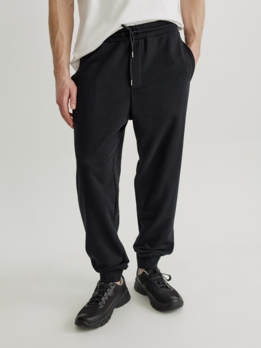 базовые трикотажные джоггеры со средней посадкой от бренда sela вид слева