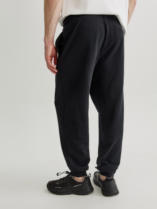 базовые трикотажные джоггеры со средней посадкой по цене 2999 руб вид справа