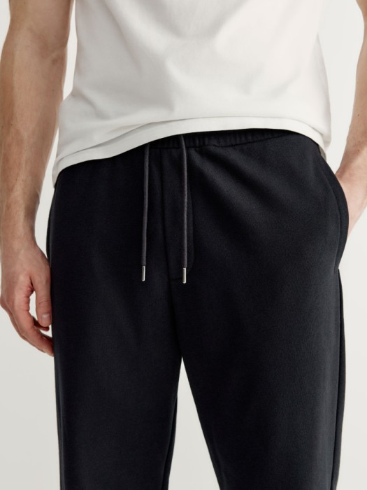 базовые трикотажные джоггеры со средней посадкой из россии вид сбоку