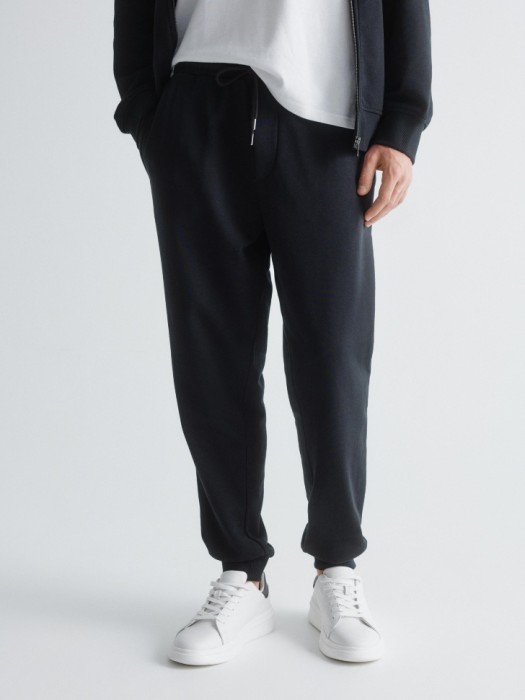 базовые трикотажные джоггеры со средней посадкой от бренда sela вид слева