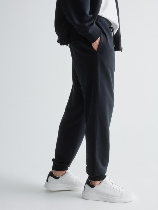 базовые трикотажные джоггеры со средней посадкой по цене 2999 руб вид справа